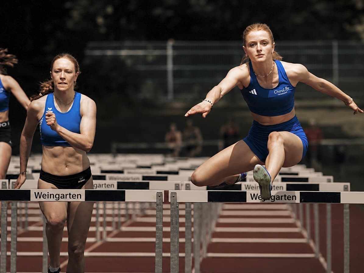 Leichtathletin der LG Welfen beim Hürdenlauf