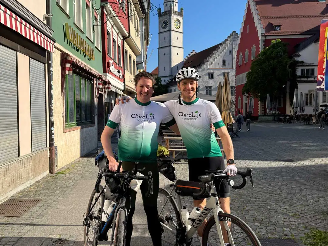 Chris und Olli beim Start in Ravensburg mit vollbeladenen Fahrrädern
